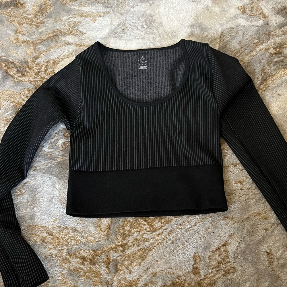 Scoop neck long sleeve cropped top